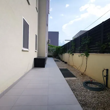 Apartment With Mediterranean Garden *