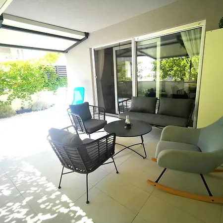 Apartment With Mediterranean Garden *